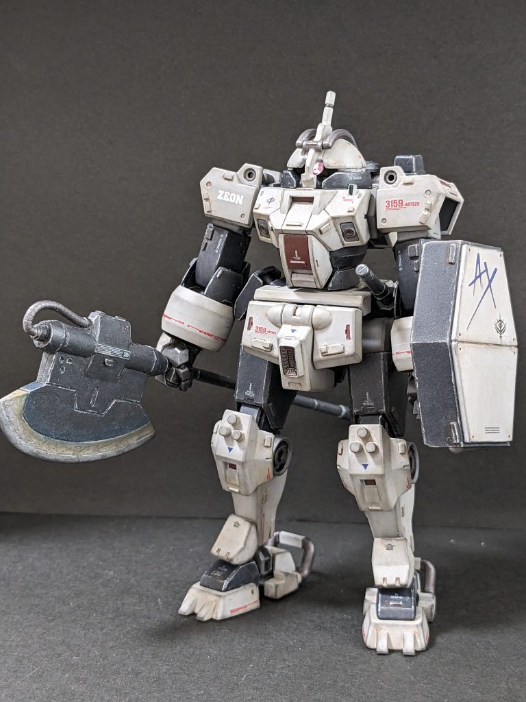 【正面】ヒートアックスは取り回し重視で片刃に改造。シールドの「AX」は使い道に困っていたNT-1のデカールから「LE」を取り除いたもの。カラーリングは赤色デカールを際立たせるためライトグレー基調に(結果的にザクIII色に)。