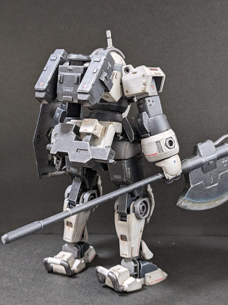 【背面】バックパックは元のものが弱々しかったので、ボールのフィフティーンキャリバーを改造したものに変更。飛び道具も必要だろうということでビームガンはスカートにマウントしておきました。