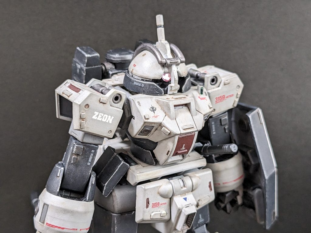 【上半身】モノアイ化することが目的だったので、デカールのジオンは完全に後付け設定で、モノアイ以外はジオンらしさはあまりないです。プラバンでのディテールアップを多めに行っています。