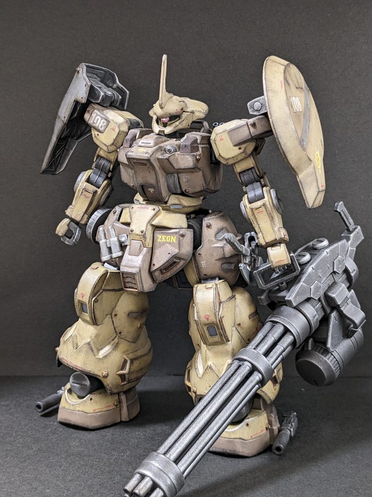 【正面】カラーリングはドムトローペン・サンドブラウンを参考に(脚部に増設した吸気口も同じく)。苦手なのでスジボリは追加していませんが、角形リベットを追加するなどしてディテールアップはしています。見えにくいですが、ジャンクパーツから作ったスモークディスチャージャーも背中左側に追加。