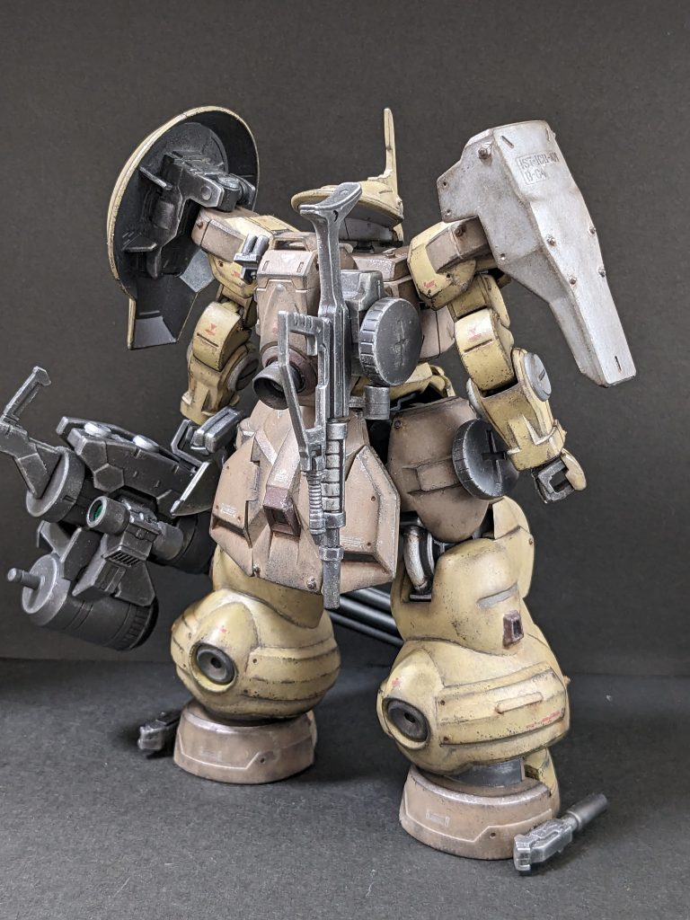 【背面】ジャイアントガトリングだけでは取り回しが悪いし、ジオンといえばということでザクマシンガンをマウント。サブのマガジンも持たせています。背中のバーニアは丸形のものに変更(本当は脚部のものも変更したかったのですが余ってなかった)。