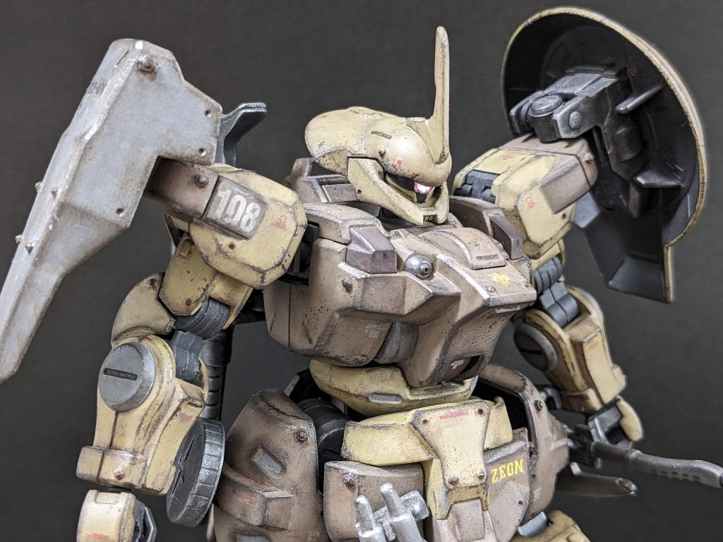 【上半身】ブレードアンテナは宇宙世紀風に形状変更。胸部のビームバルカンを実弾設定で口径を小さくしているのは小さなこだわりです。ハンドグレネードはランナーから自作してみましたが不格好になってしまいました(やめておけばよかった)。