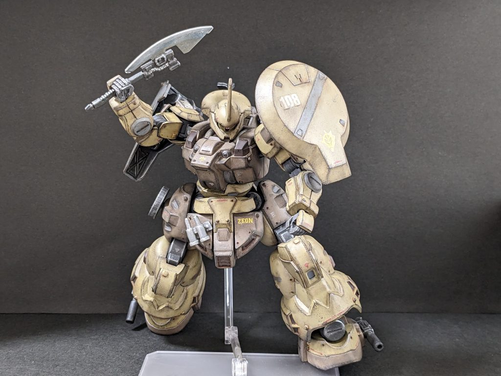 近接兵装はもちろんヒートホークに。ガルマ専用ザクのものなので少し「いかつい」形状です。