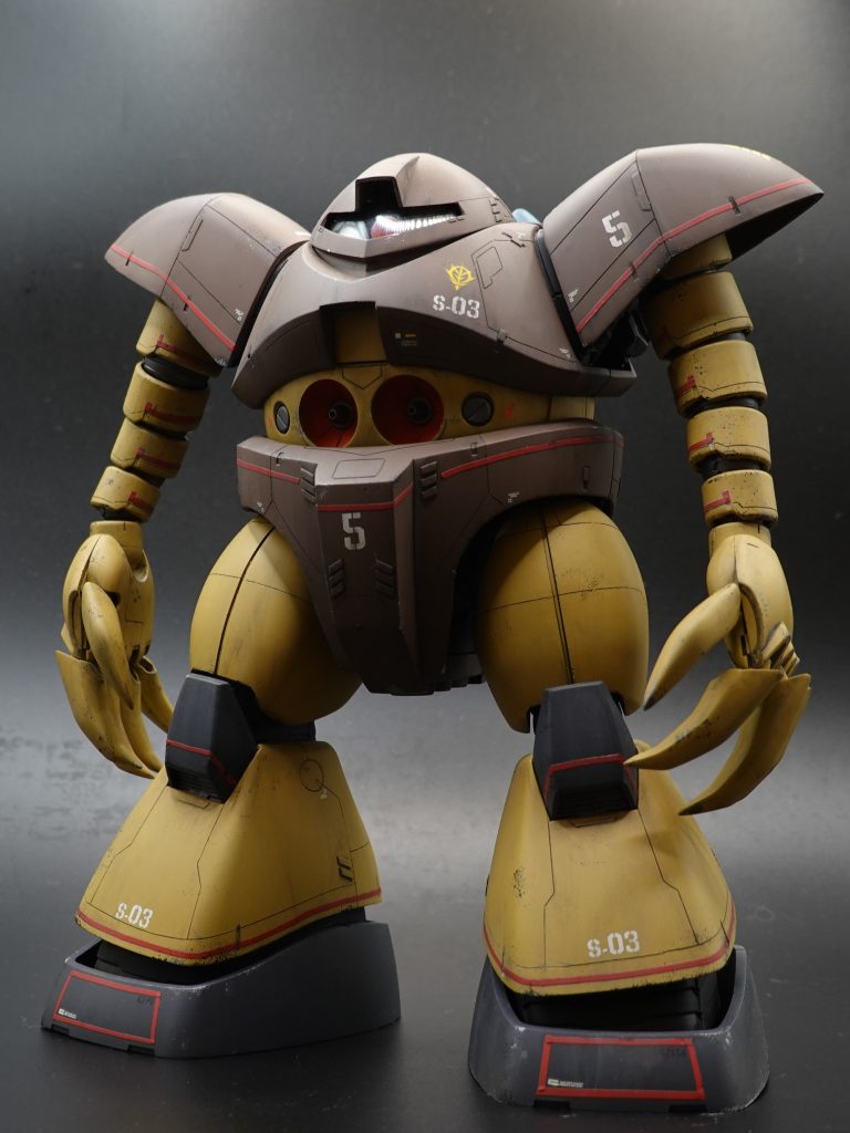 1年戦争MSはMGといえど製作は簡単。特にゴッグは1パーツが大きくて組むのは速攻でした。ただ全身にヒケが…それと余りにのっぺりしてるので適当にモールドとスジ彫りを。アクセントにハセガワの赤色フィニッシュシートでラインをいれました。