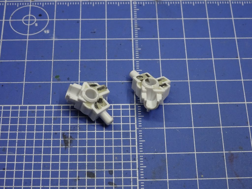 肘の内側も。よく見りゃ見えてしまうので埋めます。