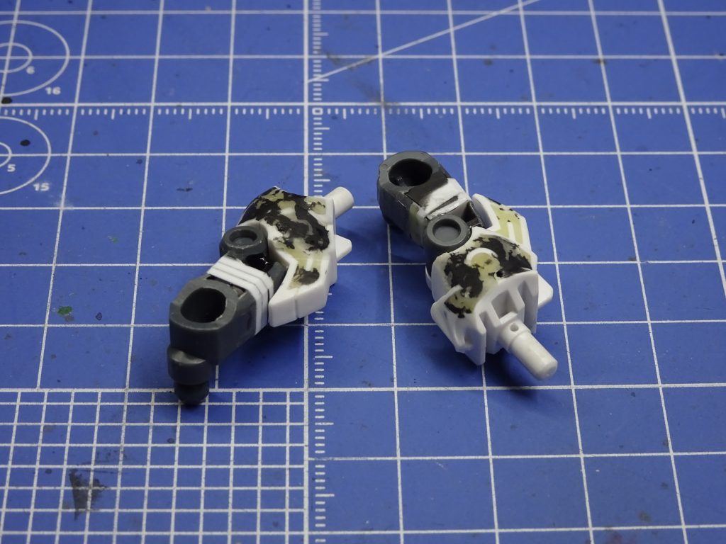 まずは脚を伸ばす運動から。プラ板積層から削ってカタチを整えます。