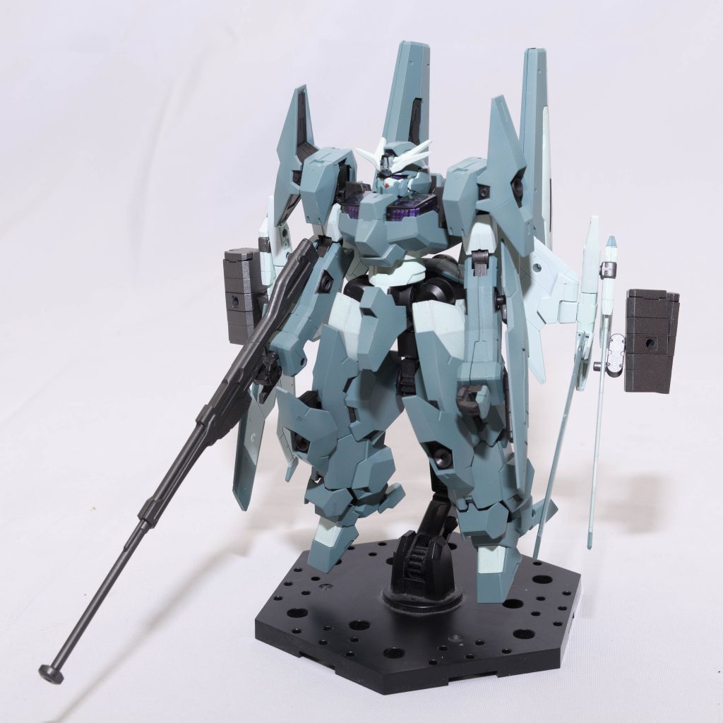 目立つ損傷がないルブリス・ウルに対して回収したルブリス・ソーンのパーツや予備パーツを組み合わせた機体。重装備と高機動の両立を目指し調整されている。