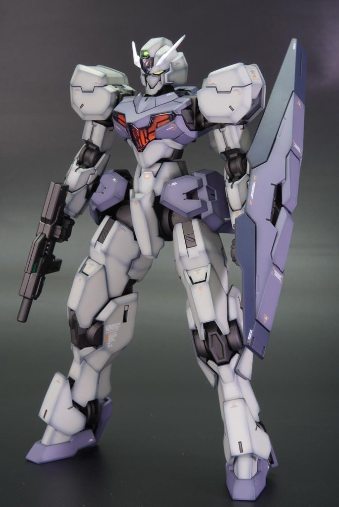 胸部や頭の発光部分は蛍光塗料で塗装してブルーライトで反応するように塗装しています。