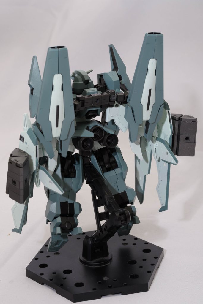 背部はウルとソーンのフェーズドアレイキャノンにペイル社製の試作ウイングユニットを装備している。ウイングユニットはハードポイントが設けられており様々な武装を装備できる。