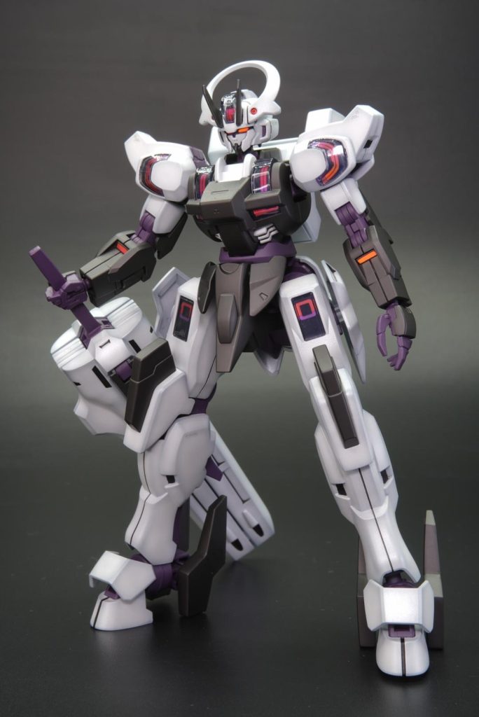 大型の剣を持ってるみたいで、かなりお気に入りです。発光部のシールに蛍光塗料を塗って、ブルーライトで光るようにしています。