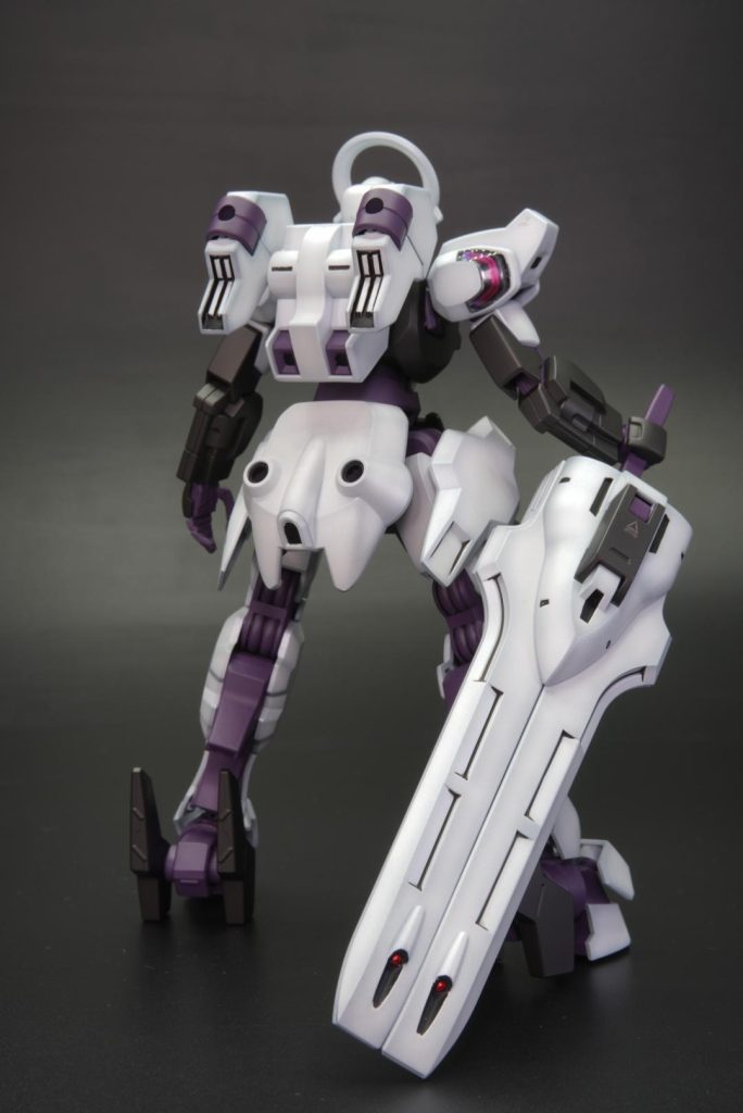 後ろ側です。このキットは、結構キツキツなので、クリアランス処理をした方が塗装剥がれしにくいと思います。肘、膝の部分がキツキツです。