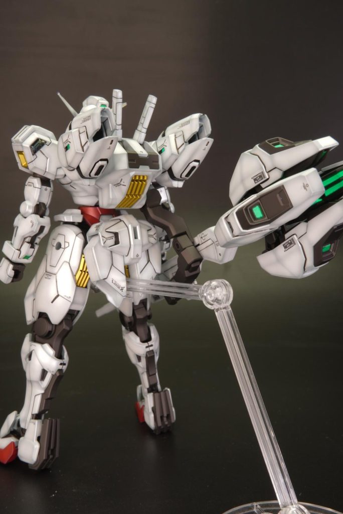 アーム部分は肉抜きを埋め、ブースター部分は、合わせ目を段落ちモールドにしています。