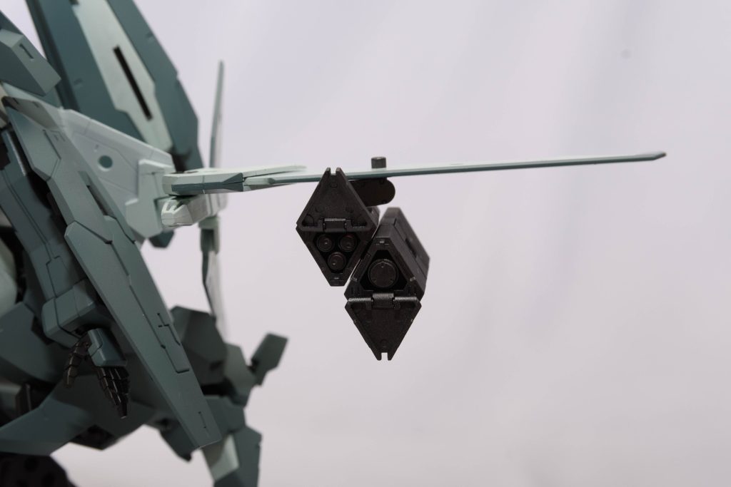 ミサイルユニット地球からの補給物資なら実弾系もあるのでは？との想像で装備。ビーム攪乱幕とかあったら面白そう。