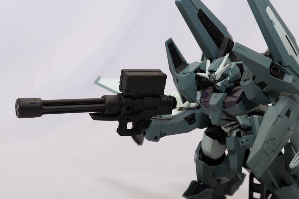 ビームガトリングガンルブリス・ウルの装備。こちらも補給物資から拝借。ルブリス・ソーンの腕部ユニットに干渉する為、射撃時はバッテリーパックを上面に。