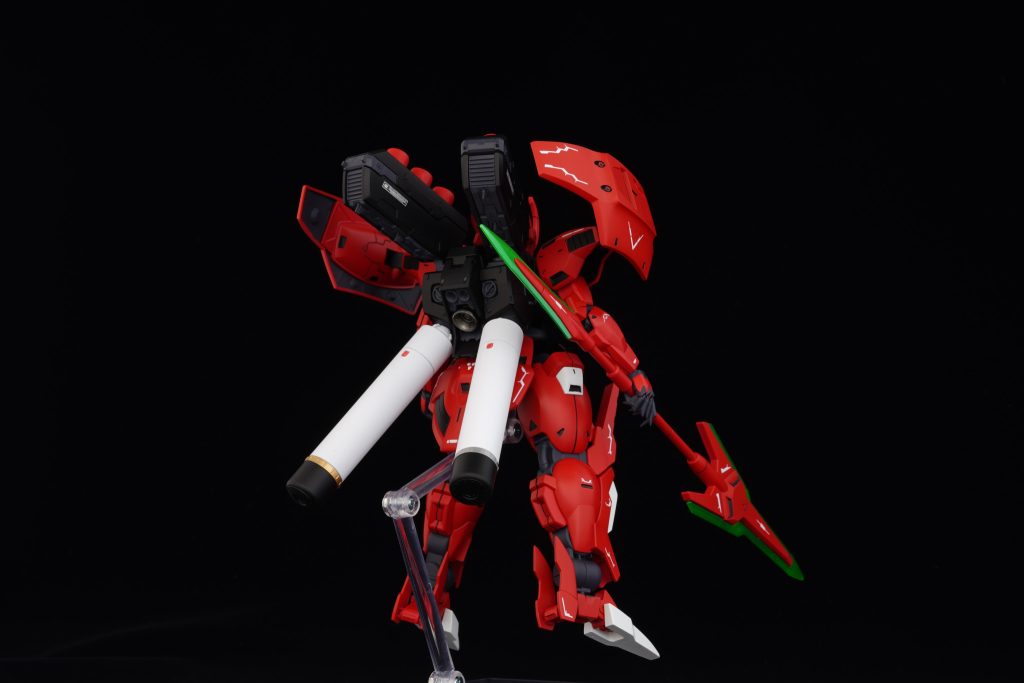 足の裏や膝パーツ裏側の肉抜きは全て埋めてます。ファンネルが付いていることとハンドパーツ以外はキットの出来が素晴らしいので素組のままです。