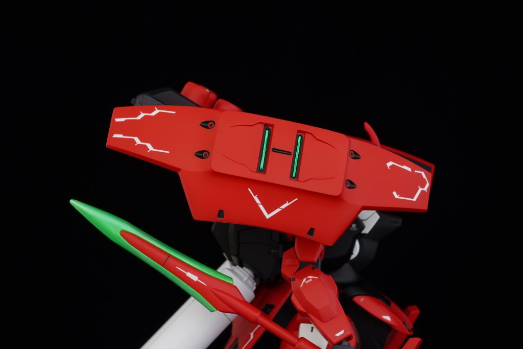 デカールはMYKデザインのラインデカールを主に使用しています。肩シールドパーツのグリーン部はメッキ感が欲しかったのでハセガワのフィニッシュシートのミラーとクリアグリーンの組み合わせたシートを使いました。