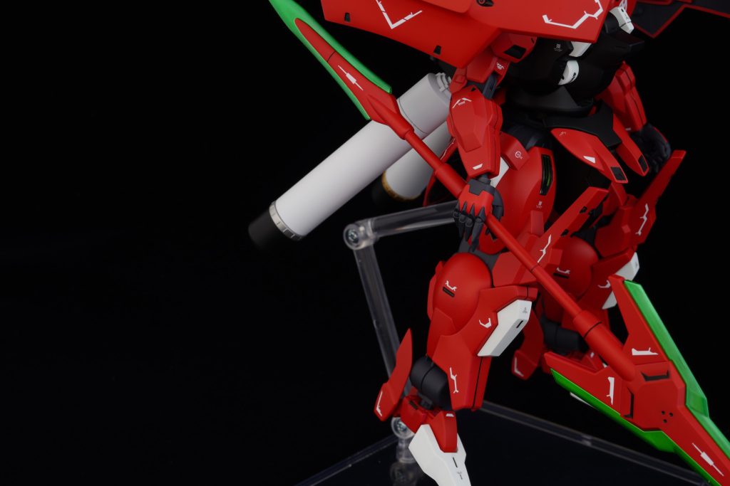 ハンドパーツはコトブキヤのシャープハンド2を使用しています。無加工でそのまま使えます。黒一色ではつまらないので手甲は本体と同じ赤色に塗装しています。細かい部分ですがマスキングテープで塗り分けています。