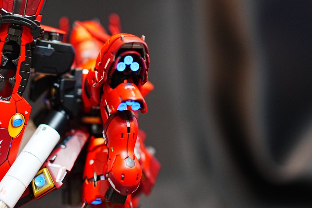 通常版サザビーからパーツを持ってきて、スカスカだった肩アーマー内部にはめ込み。