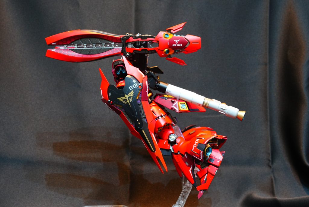 内部フレームは光沢仕上げ、外部フレームは半光沢仕上げ