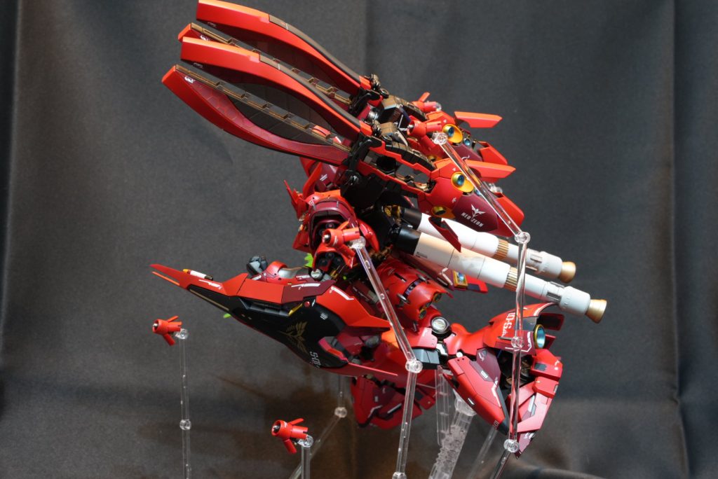 肩のフィンファンネルが大きいため、バランスとるためにバーニア延長