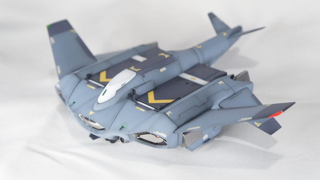 マルチランチャーパックなし本体色はグレーにブルーとホワイトを足して調色したブルーグレーで、塗り分け部にファラクト、ザウォートにも使ったガイアノーツのエヴァダークグレーを使っています。前面のエアインテーク？やスラスターはスターブライトアイアン、主翼端のポジションライトはスターブライトジュラルミンを塗った上にエナメルの蛍光レッドと蛍光グリーンを塗りました。