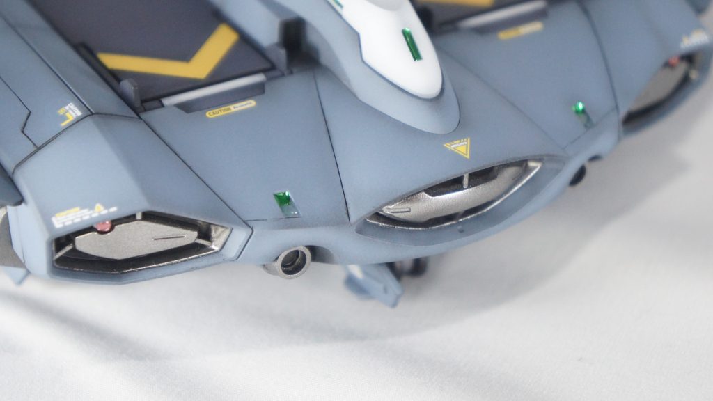 機体前面のセンサー部？はラピーテープを貼り付けた上にUVレジンを塗布しています。また、左右のエアインテークの丸いディテール部にHアイズを付けてみました。あまり目立たないですが…。