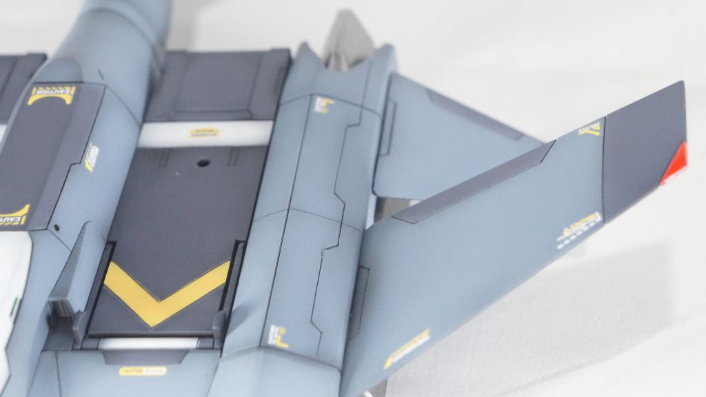 主翼付け根付近のスジボリはデザインがうまくいったかなと。線はガタついてますが…