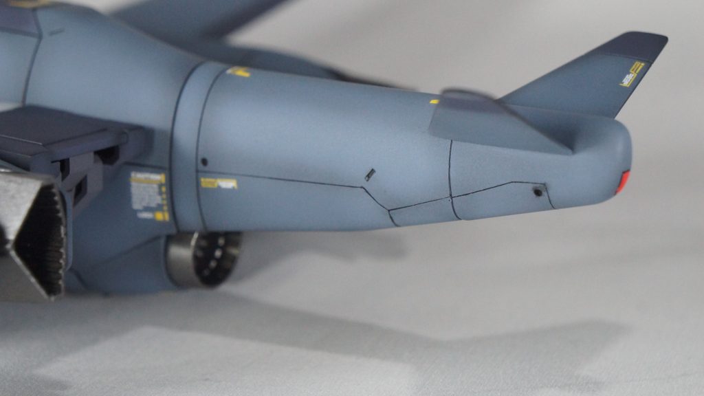 機体後方下部にもスジボリ追加。もっと真っすぐきれいに彫れるように訓練が必要ですね。