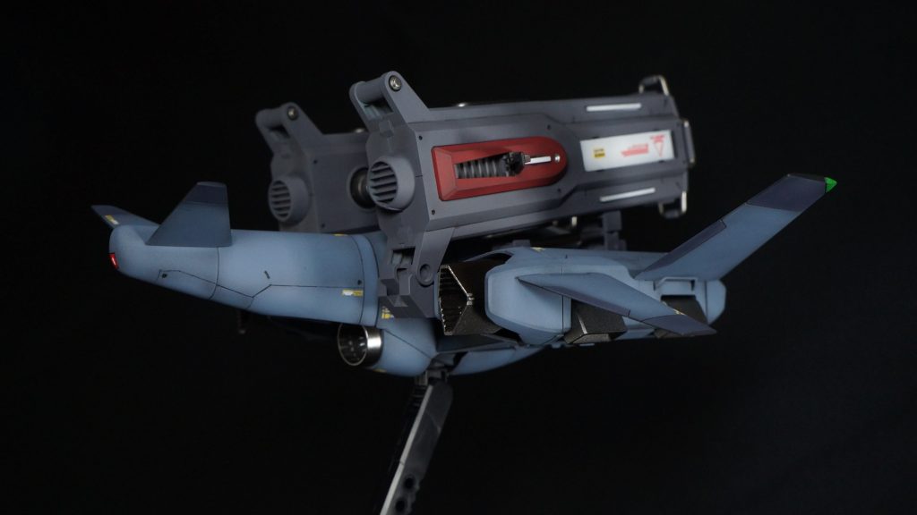 マルチランチャーパックは足置き？を取り外して、U字の溝にはめ込んで取り付けています。元々の軸は太すぎるので、7㎜の軸に置き換えることで取り付け可能になります。