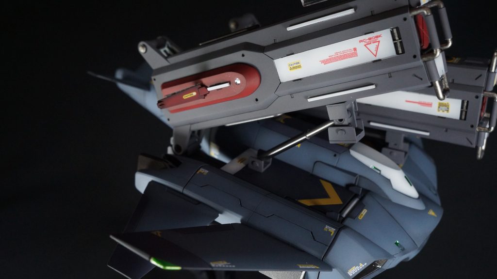 そして、最も時間がかかったのが、マルチランチャーパックを支えるシリンダー付きの台座です。プラパイプとプラ棒を使ったシリンダーで上下に動かすと伸び縮みします。が、マルチランチャーパックの重みに耐えれず、上げた状態で全く保持できません。写真上部が切れているのは、手で持ってるからです…orz