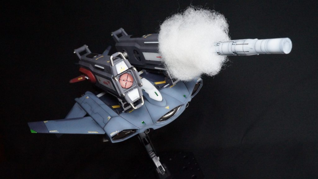 プレバンで購入した「ウィンダム＆ダガーL用拡張セット」のマルチランチャーパックを使って、ティックバランをただのサブフライトシステムから拠点破壊可能な移動砲台に改造しました。ガンダムSEEDはまじめに見たことがないので、劇中でどんな感じで発射されているかは知らないのですが、せっかくなので発射シーンを撮りたくて、100均のわたを使って煙を再現してみました。ただただわたを巻き付けただけですが…。