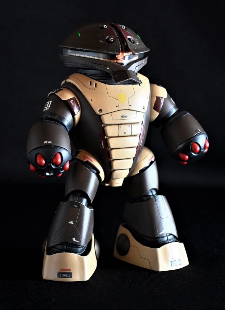 両手ミサイル装備の強攻仕様です。もちろんミサイルは危険色の赤!モノアイは点灯の都合上 固定式です。つま先のモールドはなんか微妙だったので埋めちゃいました。