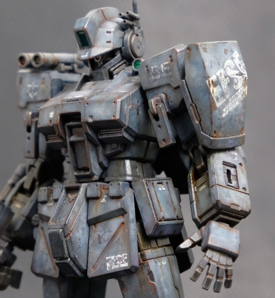 誰も掃除してくれない関節のオイル汚れ、ワンパン入れられたら吹っ飛びそうなシールドと↓の排熱で塗装が剥げ落ちたダクトの表現がお気に入りです。