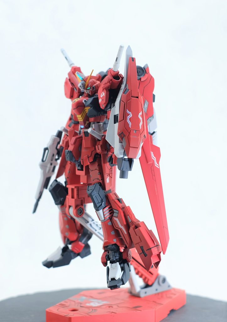 基本はRGのジャスティスをベースにミキシング。ジャンクパーツを使い、それっぽいパーツをでっち上げました。