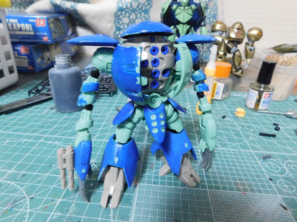 脚と腕を可動化させる為に、カットしジョイントを仕込みました。