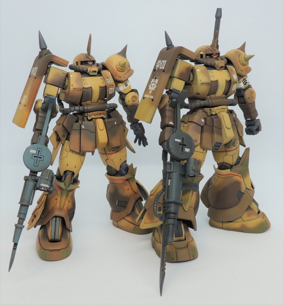 写真の左側がセミスクラッチ版、右側がキットです(以降全て同じ)。製品版には迷彩用のデカールが付属していますが、色どうしの境目がフワッとしているのが好みなので、両機ともエアブラシで描きました。