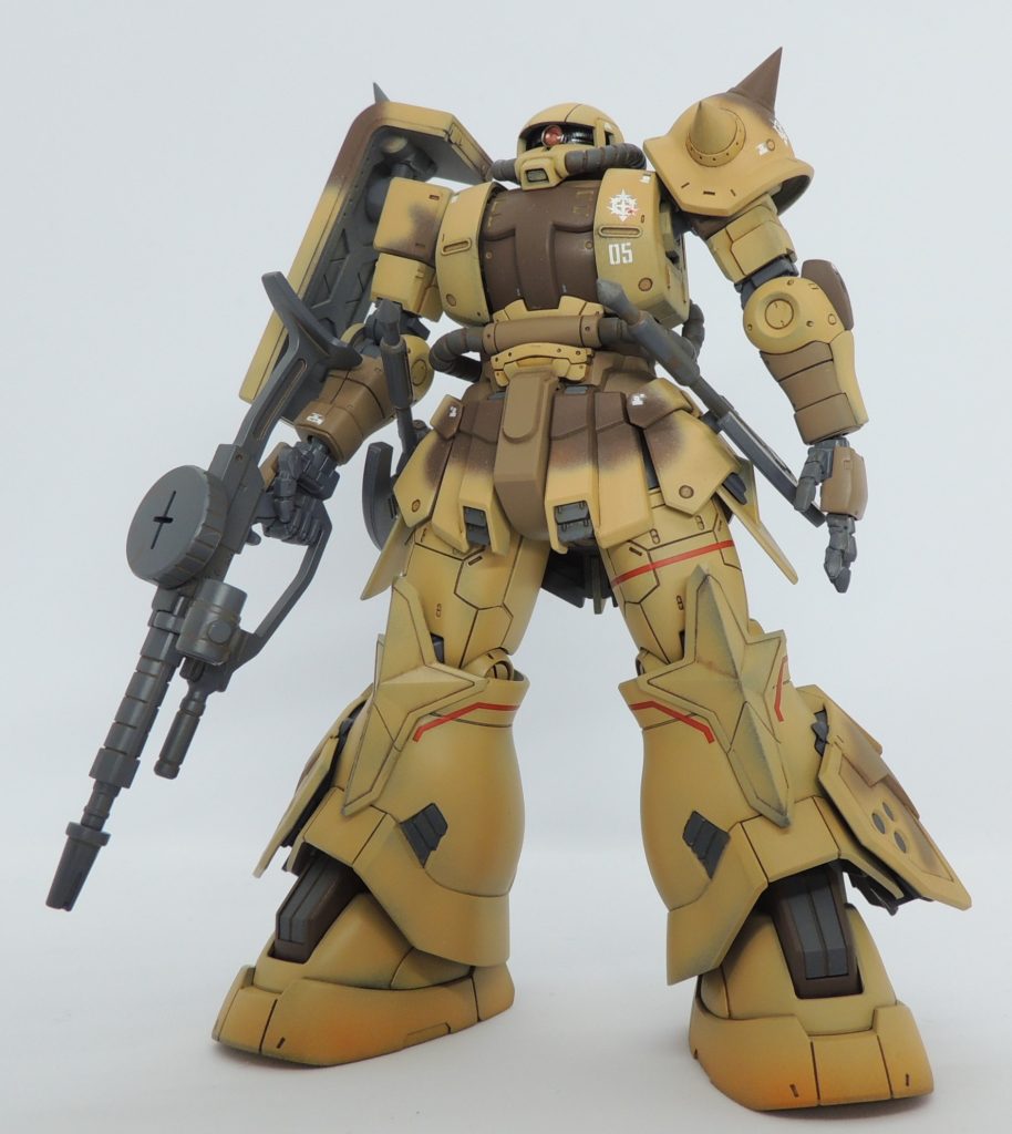 頭部はアンテナの基部をエポパテで穴埋め。モノアイはハイキューパーツ製の金属部品に置換え、内部にHアイズを貼付けました。左肩スパイク×3はコトブキヤのМ.S.G。シールドの1本スパイクはヤスリで先鋭化。両ヒジはオリジンザク製作時の定番である後ハメ加工を行いました。