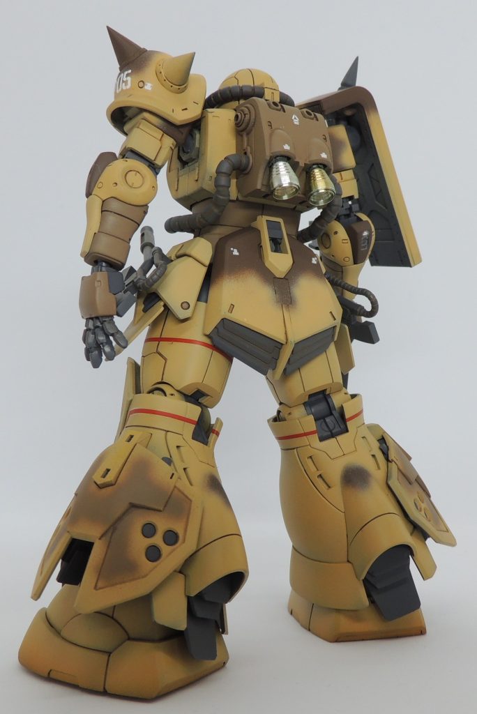 迷彩塗装は、色の境目がフワッとしているのが好みなので、設定画等を見ながらエアブラシで塗装。エグバ機を塗装した際のカラーを使い、部隊としての統一感を心掛けました。ランドセルのスラスターは、ハイキューパーツ製の金属部品を使用しています。