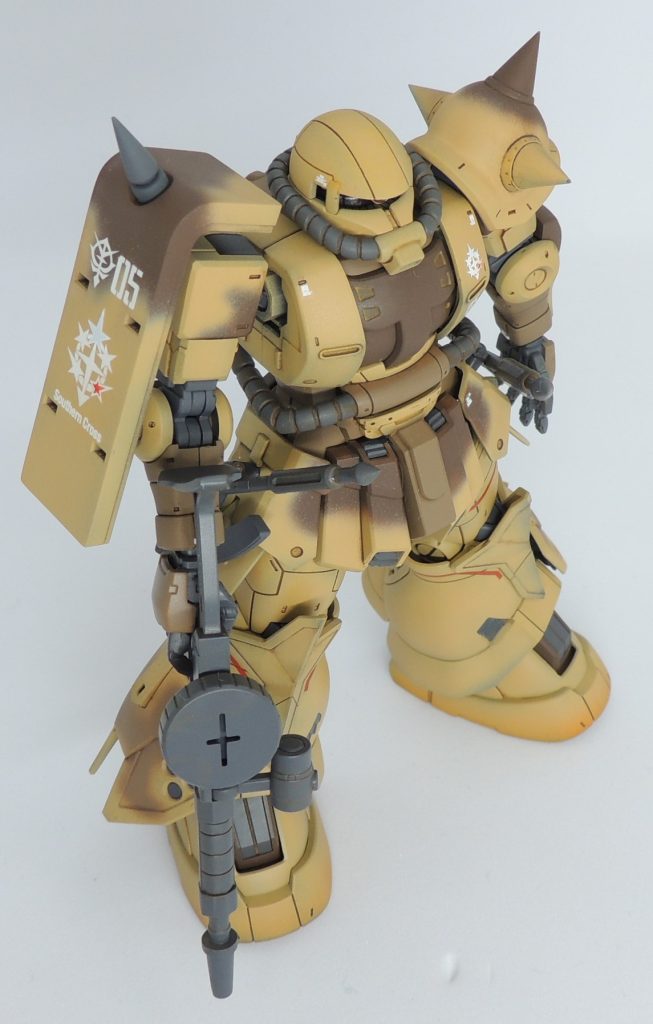 サザンクロス隊のエンブレムは、エグバ機のデカールを加工。「05」の機体ナンバーは手持ちのデカールからチョイスし、シールド、左胸、左肩の3カ所にそれぞれサイズの異なるものを使用。