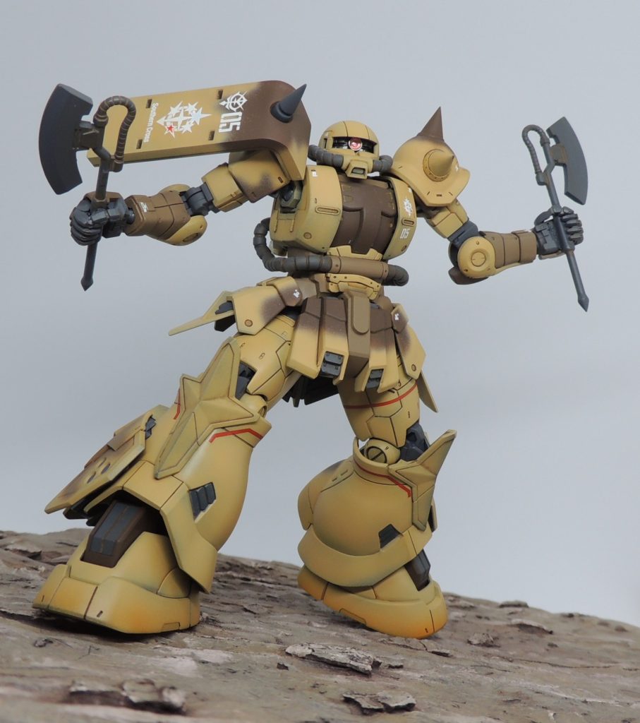 ヒート・ホークは、機体の左右腰に装着するために2本、両手持ちにするために2本、計4本製作。手に表情が欲しかったので、ビルダーズ・パーツのМSハンドを加工して握らせてます。