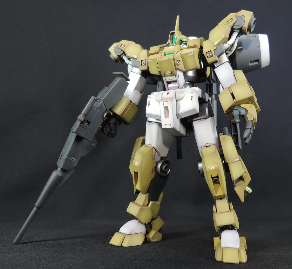 カラーリングはアニメ設定準拠としました。好みで重戦車の雰囲気で仕上げたかったので、下地に戦車の錆止め色であるオキサイドレッドを用い、各面の縁に下地が透けて見えるように本体色をエアブラシで吹き付けています。スミ入れやウォッシングはブラウン系を用い、ＡＦＶモデルの製作手法を取り入れることで、重厚感を出したいと考えました。