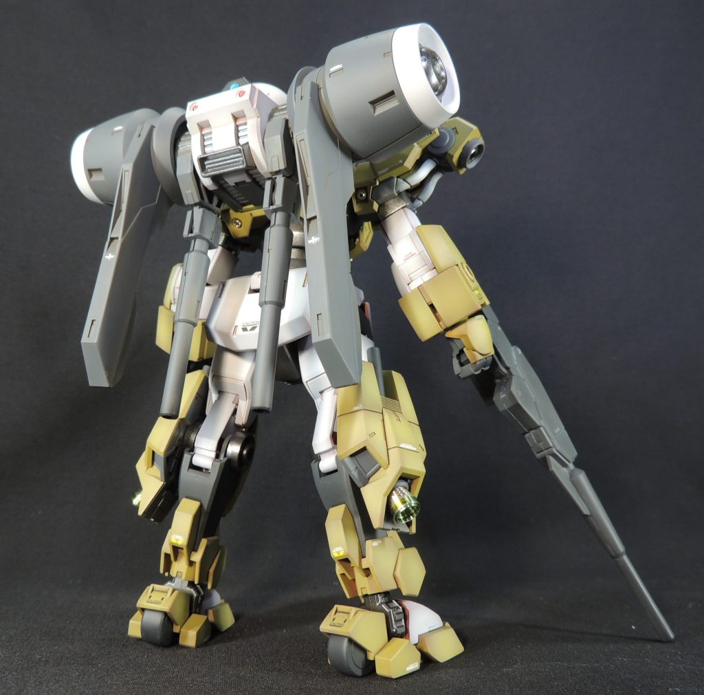全体的につや消しで仕上げましたが、所々に金属色での塗装や金属製パーツの設置を行うことで、無骨さとメカ感を演出しています。脚部や肩部の各スラスターにハイキューパーツの金属製部品を使用し、精密感をアップさせました。