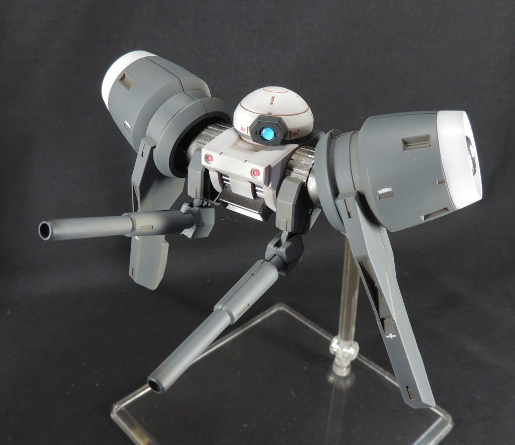 パオリパックの本体はつや消しとし、所々に金属色を配置して全体を引き締めています。グリーンのセンサー部分は、好みでブルーに変更。どこかR2-D2に通じる雰囲気があると思いました。