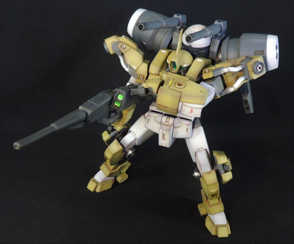 パオリパックのビームキャノン&ビームライフルプラスで火器を前面に集中させたところ。シルエットといい、構え方といい、カッコ良く決まります。ビームライフルプラスのセンサー部分は、クリアパーツを使用。