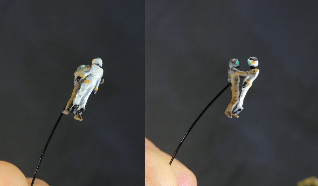 フィギュアはビルダーズパーツから２体分を加工。宇宙空間に力無く漂うスレッタと、デミバーディングの手から飛び出したミオリネを劇中の雰囲気重視で製作。機体との接続は0.5㎜Φ真鍮線。塗装はアクリルガッシュによる筆塗り。