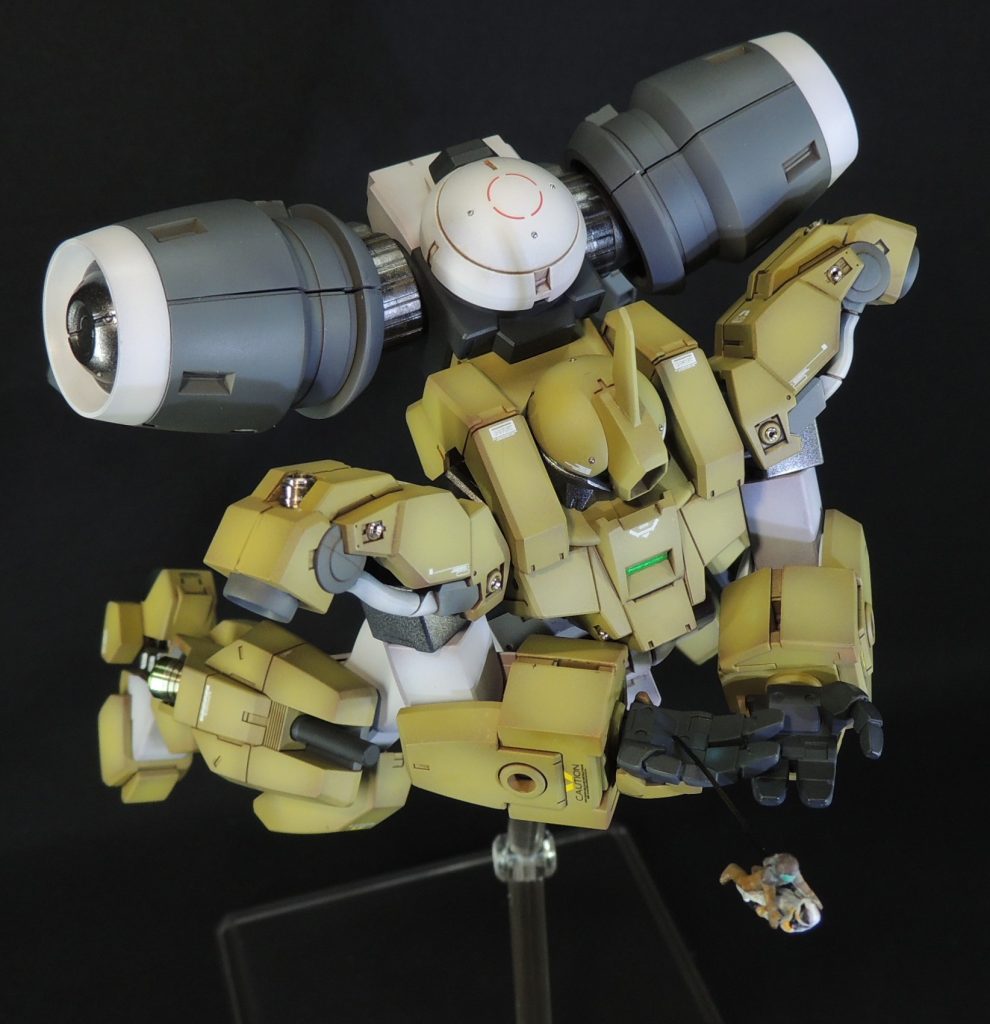 別アングルからのショットです。つや消しの部分と光沢の部分を塗り分けることで、部位ごとの質感の違いを演出しています。スレッタの無事を祈りながら、固唾をのんで見守ったシーンでした。正直言って、バッドエンドも覚悟していたのですが、スレッタが目覚めてくれてホントによかった！