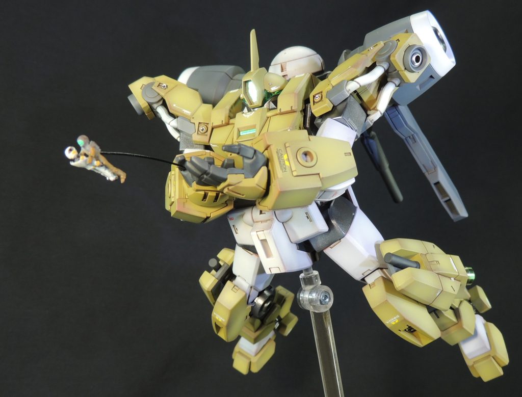 頭部のセンサーは、前面の六角形とぐるり一周にオーロラグリーンシールを貼り付けているため、周囲の光を拾ってキラリと輝きます。マーキングはガンダムデカールの水星セットだけでなく、ヴェルテクスデカールやコーションデカール等、手持ちの中からチョイスしました。デミバーディングは、劇中の活躍シーンを再現できる可動や、特徴的なプロポーションが再現されており、良キットだと思います！