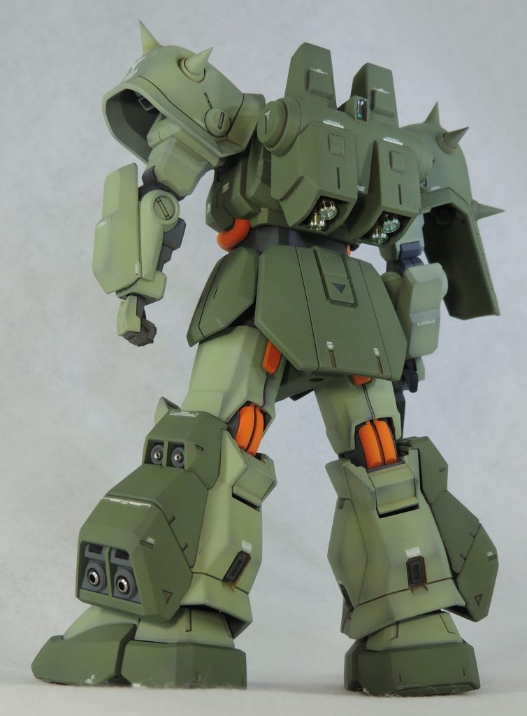 所々に金属パイプ等を使用することで、精密感とメカ感のアップを図り、作品を引き締めます。