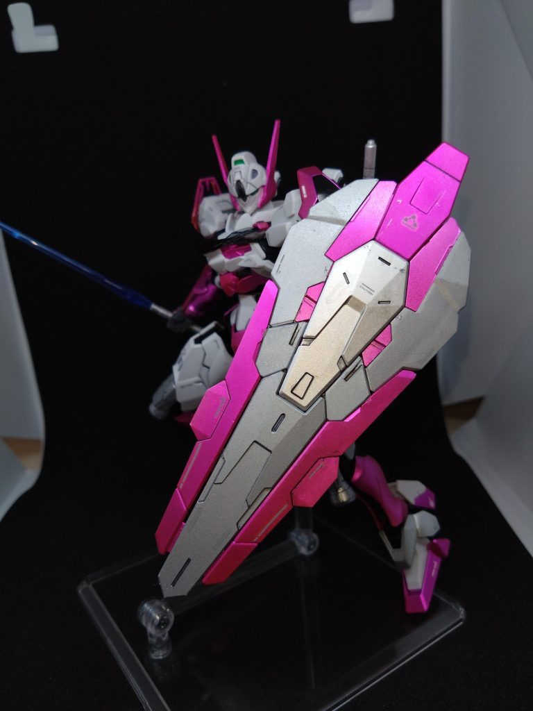 シールド。配色のセンスがもう…バラした状態まで考えてなかった。ウルトラマンみたいになってしまいました。塗装ムラがひどい。作品は見て欲しい。細部は見ないで欲しい（笑）