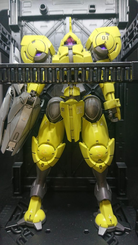 「主任、確認ですけど、今日のテストってビームブレイサーなんすか?」「不満か?」「いや、そうじゃないっすけど、ミカエリスのビームブレイサーならさんざやったじゃないすか?またやるんすか?」「ちょっと前にアスティカシア高等専門学園でうちの御曹司とシン・セー社のガンダムの決闘あっただろ。」「ああ、俺も見ましたよ。凄かったっすよね、あれ。めっちゃくちゃカッコよかったっすよねー、そりゃうちのMSじゃ負けるわ、って感じでしたね」「・・・それ、上の奴らに言うなよ。まあ結果はあれだが、設計部が納得してなくてな。「GUND技術に頼った卑怯なMSに負けてたまるか」ってな。」「プライド高いっすねー」「実際に善戦はしてたし、まあ、改良の余地はありってことと、装備の量産も視野に入れてデータの再確認したいってことでこいつの再テストだ。分かったらさっさと始めるぞ。搭乗!」「サー!」